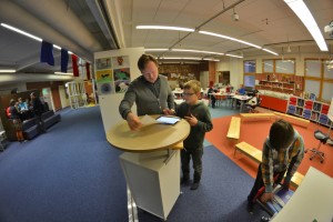 Finlandezii respectă foarte mult meseria de profesor, au programe educaţionale competitive şi dascăli foarte bine pregătiți. Programa şcolară naţională poate fi modificată la nivel de școală sau de oraș, în funcție de nevoile comunității.