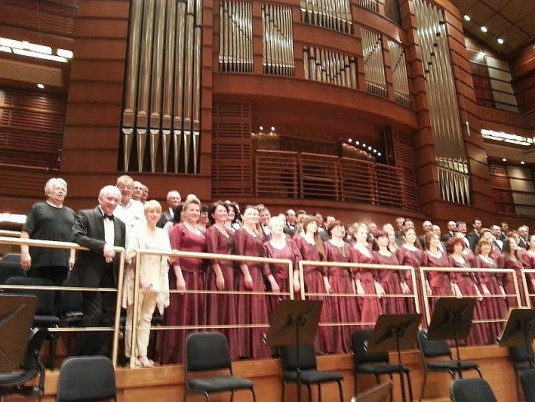 Corul Filarmonicii de Stat "Transilvania", alături de dirijorul Cornel Groza, în Malaezia