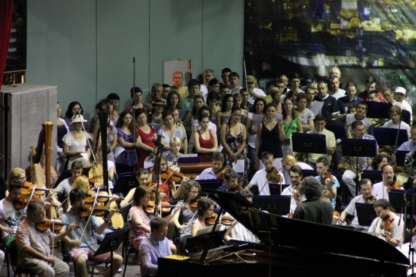 Corul şi orchestra Filarmonicii de Stat "Transilvania" pe scena Casei de Cultură a Studenţilor/Foto: Dan Bodea