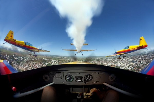 O demonstraţie spectaculoasă a echipei de acrobaţie aviatică Hawks of Romania