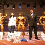 Președintele Federației Române de Culturism și Fitness ,   Gabriel Toncean (al patrulea,   de la stânga la dreapta),   alături de câștigătorii categoriei 70 de kg la Culturism Seniori
