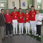 Echipa de floretă a CS Satu Mare,   alături de antrenorii lor,   medaliată cu bronz la C.N de seniori de la Timişoara