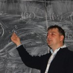 Lectorul universitar dr. Czibula Istvan,   în timpul cursului "Fundamentele programării"/Foto: Dan Bodea