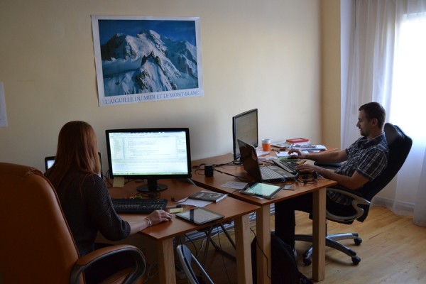 Bianca și Dragoș muncesc din greu pentr clienții lor din Germania,   SUA sau chiar Australia (FOTO: Radu Hângănuț)