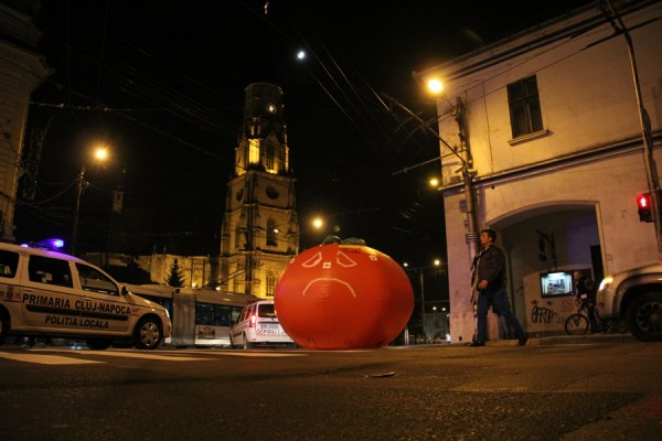 Roșia gonflabilă s-a plimbat prin tot orașul alături de jandarmi,   poliție și protestatari (Foto: Dan Bodea)