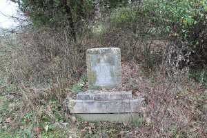 Mormănt abandonat din cimitirul Cucu