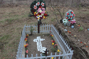 Mormânt din cimitirul Eteni, pregătit pentru slujba de Luminație