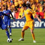 Dacă va fi folosit de Victor Piţurcă în dubla cu Grecia,   Răzvan Cociş (foto,   în galben) va bifa selecţia cu numărul 50 la echipa naţională a României