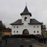 Enoriașii și călugării ortodocși,   protestând împotriva executării silite