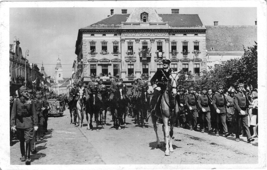 Intrarea lui Miklós Horthy la Satu Mare,   în toamna anului 1940. Ca o consecință a hotărârilor Dictatului de la Viena,   teritoriile nordice și vestice ale Transilvaniei au fost anexate la Regatul Ungar. 