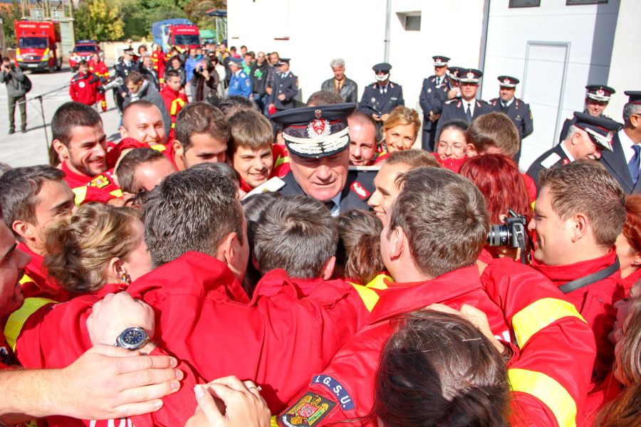 Generalul Vasile Şomlea, îmbrăţişat de paramedicii SMURD/Foto: Dan Bodea 