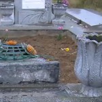 Sătenii s-au trezit cu crucile şi plăcile funerare de pe mormintele din cimitir distruse