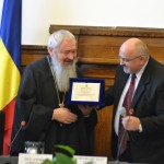 Unul dintre premianții zilei a fost ÎPS Andrei Andreicuț (foto stânga)