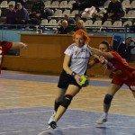 Simona Vintilă (foto prim plan) a marcat două goluri în meciul cu HCM râmnicu Vâlcea. (Foto. Radu Hângănuț)