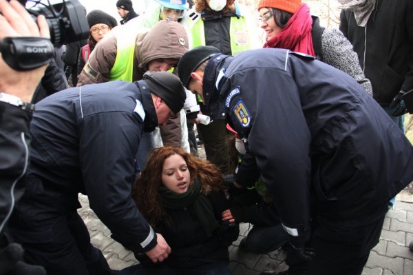 Jandarmii au intervenit pentru a ridica de pe caldarâm pe unul dintre liderii protestatarilor,   Oana Moisil,   care se recomandă ca jurnalistă/ Foto: Dan Bodea