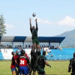 Ionuţ Mureşen (foto,   în săritură) este un produs al şcolii clujene de rugby,   "antamat hoţeşte" de campioana RCM Timişoara