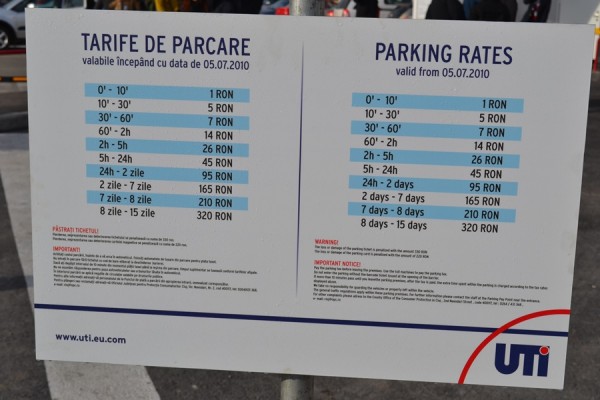 Acestea sunt,   în prezent,   tarifele pentru parcarea în incinta Aeroportului Internațional Cluj. (Foto: Radu Hângănuț)