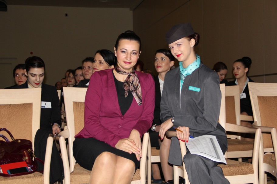Nicoleta Gherman (stânga) alături de  una dintre însoţitoarele de zbor ale companiei FlyNas la selecţia de la Cluj/Foto: Dan Bodea