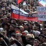 Protest în Ucraina: Peste 2.000 de persoane manifestează la Doneţk purtând steagul Rusiei