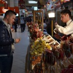 Chiar dacă nu au cumpărat în cantități foarte mari,   clujenii nu au rezistat tentației bunătăților din vitrine (Foto: Radu Hângănuț)