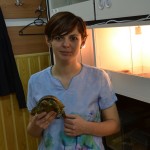 Lucia Bel alături de unul dintre pacienții ei exotici. (Foto: Radu Hângănuț)