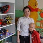 Eduard, alături de mama lui (Foto: Radu Hângănuț)