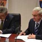 Președintele CJ,   Horia Uioreanu,   și reprezentantul consorțiului ACI,   Dorin Așchilean au semnat contractul pentru construirea parcului industrial Tetarom 4 (Foto: Radu Hângănuț)