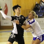 Fără să forţeze Mihaela Ani Senocico şi-a etalat "clasa" în victoria,   scor 33-23,   în faţa celor de la CSU Neptun Constanţa,   în optimile Cupei României la handbal feminin / FOTO: Dan Bodea