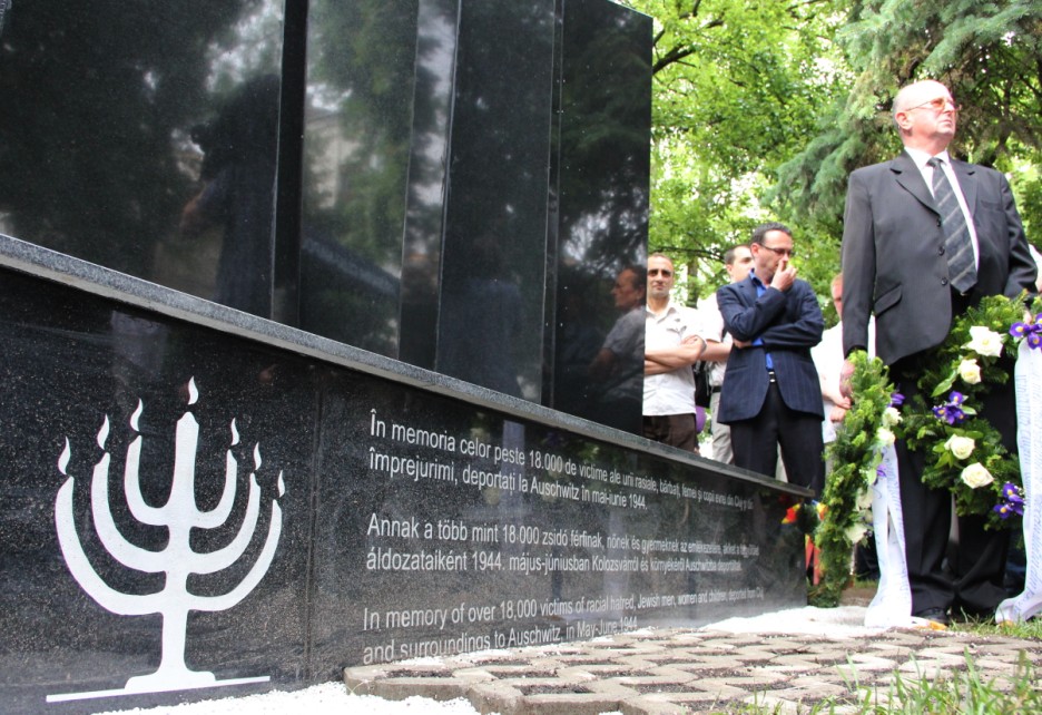 Emoție și lacrimi la dezvelirea primului monument din Cluj dedicat memoriei victimelor Holocaustului - Transilvania Reporter