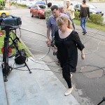 Directorul Direcției de dezvoltare și investiții de la CJ,   Mariana Rațiu,   însoțită de doi ofițeri DNA.  (FOTO: Dan Bodea)