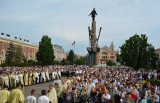 Sute de credincioşi la o procesiune de Rusalii prin centrul Clujului
