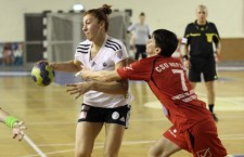 Interul echipei "U" Jolidon Cluj,   Laura Popa (foto,   în alb şi negru) a marcat 3 goluri în poarta Rusiei,   la Campionatul Mondial de tineret din Croaţia / Foto: Dan Bodea