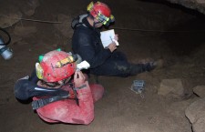 Doi dintre speologi lucrează la cartarea noilor galerii din Peștera Aștileu