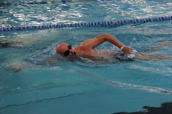 Dan Chiuzbăian a înotat sâmbătă 56 de lungimi de bazin/Foto: Dan Bodea