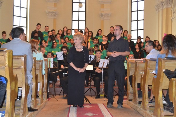 Connie Fortunato (foto centru-stânga) a fost dirijorul concertului,   lăsând la o parte pentru câteva zeci de minute funcția de director al proiectului Music Camp International.