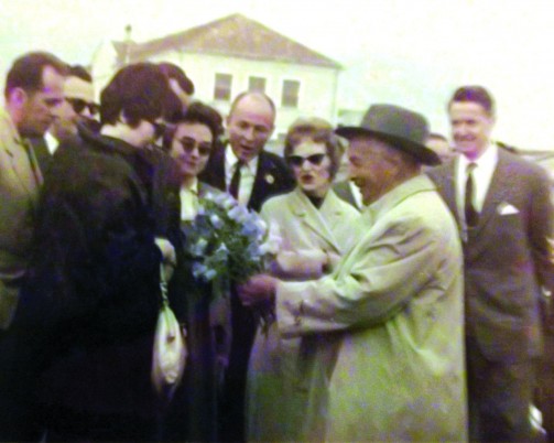 Shirley MacLaine a primit un buchet de flori de la Rudolf Palocsay,   în 1962