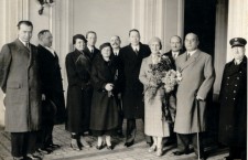 În vremea când personalitatea lui Lucian Blaga era respectată. 21 mai 1935,   Viena. În Gara Centrală a capitalei Austriei,   Nicolae Titulescu este salutat de câţiva colaboratori. De la stânga la dreapta: Lucian Blaga,   Cornelia Blaga,   Nicolae Titulescu,   Catherine Titulescu,   Caius Brediceanu. Fotografie din colecţia Brediceanu-Blaga