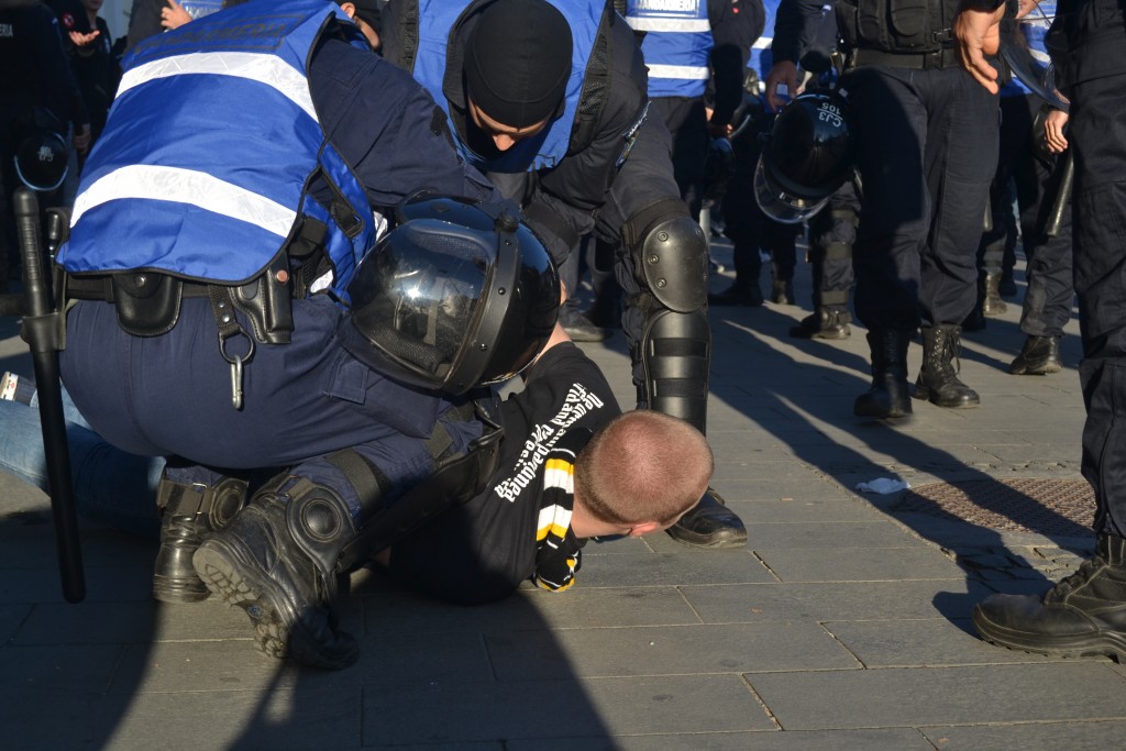 Jandarmii imobilizează unul dintre suporterii „U” Cluj.