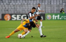 Fotbaliştii de la Unirea Jucu (foto,   în alb şi negru) au avut două ocazii mari de gol în startul meciului cu Petrolul,   dar au cedat cu 0-3 meciul din Cupa României - Foto: Dan Bodea