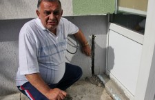 Electrica a spart izolaţia unui bloc şi a “uitat” de reparaţii