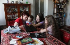 Alexandria, Antonia și David sunt gata de școală sau grădi. La fel și mama lor/ Foto: Dan Bodea