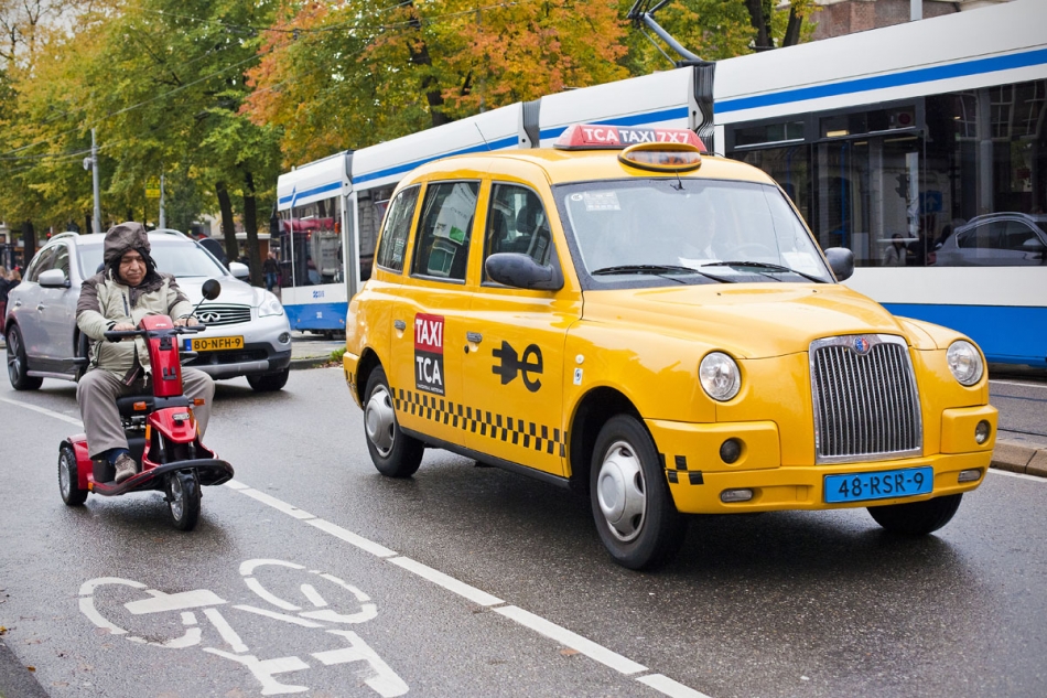 Такси мгу. Лондонское такси в Москве. Лондонское такси фото. Интересные такси в Москве. Такси в Москве фото.