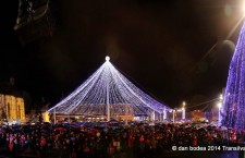Clujul,   în „straie” de sărbătoare. Mii de clujeni au participat,   pe ploaie,   la spectacolul din Piața Unirii