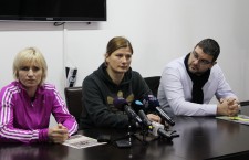 Carmen Amariei (foto,   în centru) a fost prezentată oficial în funcţia de antrenor al echiepi feminine de handbal "U" Alexandrion Cluj / Foto: Dan Bodea