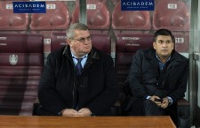 După 7 ani petrecuţi la CFR Cluj,   Răzvan Zamfir (foto,   în dreapta) este aproape de a fi oficializat ca director sportiv al echipei AS Bari din Italia / Foto: Dan Bodea