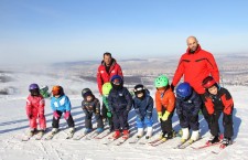 Instructorii Claudiu Gheorghiţă şi Iosif Crişan,   alături de o parte dintre copiii grădiniţei Panda/ Foto: Dan Bodea