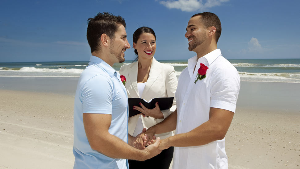 La început de 2015,   în statul american Florida a fost abolită interdicţia privind căsătoriile între persoane de acelaşi sex. Florida se află pe locul trei în topul celor mai populate state americane,   cu 20 de milioane de locuitori,   şi a devenit al 36-lea stat unde căsătoriile gay sunt legale. Potrivit Associated Press,   această nouă reglementare ar putea ajuta turismul din Florida,   atrăgând îndrăgostiţii homosexuali care doresc să se căsătorească.    