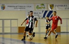 Două foste glorii ale Universității Cluj,   Radu Sabo (foto,   în alb și negru) și Neluțu Sabău (foto,   în roșu) au fost adversari într-un meci caritabil disputat la Sala Sporturilor ”Horia Demian”