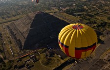 În Mexic,   oamenii sărbătoresc echinocţiul cu baloane imense cu aer cald,   înălţate deasupra Piramidei Soarelui din Teotihuacan. Ei au un festival dedicat special primei zile de primăvară – toată lumea se îmbracă în alb şi îşi înalţă braţele către cer,   ca să capteze cât mai multă energie.