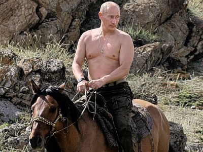 Vladimir Putin are foarte multe feţe,   este campion şi excelează în multe domenii: este judoka emerit,   vânător,   jucător de hochei,   pescar,   înotător,   şofer de curse,   pianist,   scafandru.